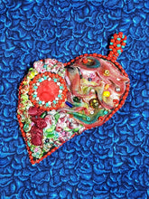Load image into Gallery viewer, Corazón torcido
